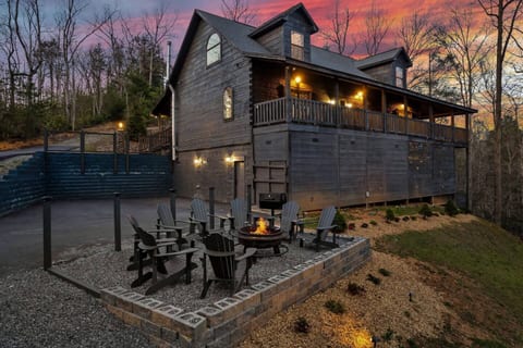 Sleeps 16 | 10-Person Hot Tub, Arcade & Views!