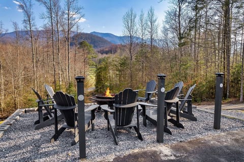 Sleeps 16 | 10-Person Hot Tub, Arcade & Views!