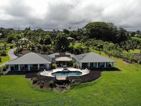 Romantic Hawaiian getaway with secluded coastal scenery