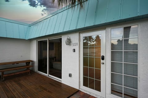 Siesta Key Village Vacation Rental – Walk to Beach