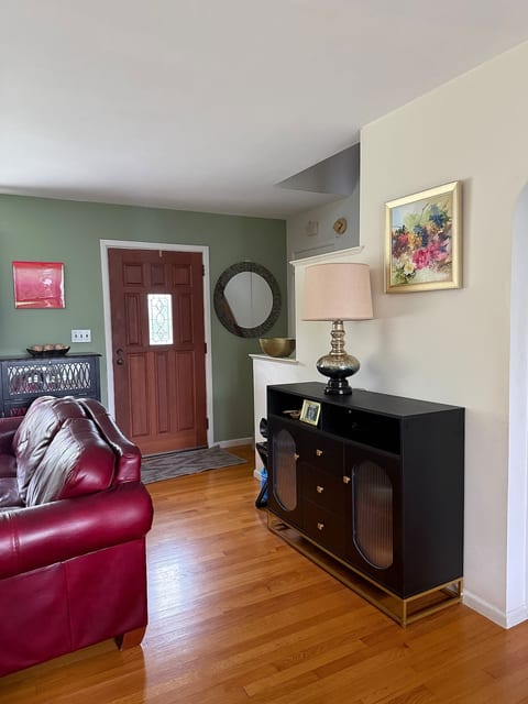 Cozy Northport Cape for Extended Stay, 2 Bedrooms image 3