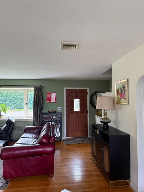 Cozy Northport Cape for Extended Stay, 2 Bedrooms image 4