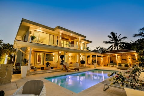 Villa Paradiso Luxury - Golf, Pool, Staff included