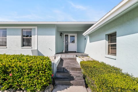 Walk to the Beach & Everywhere! Private Pool!