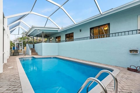 Walk to the Beach & Everywhere! Private Pool!