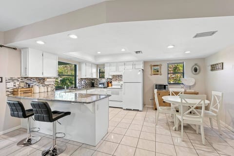 Walk to the Beach & Everywhere! Private Pool!