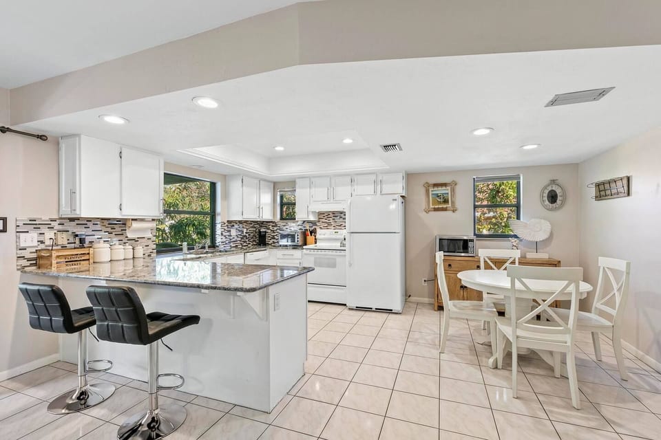 Kitchen area with breakfast nook