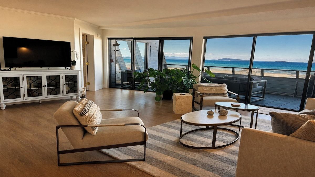 Stunning Beachfront: Whale Watching, Cruise Ship Views and winter Golf