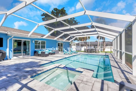 Marco Island Pool & Spa Getaway – Fenced Yard, Pets Welcome