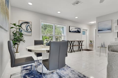 Marco Island Pool & Spa Getaway – Fenced Yard, Pets Welcome