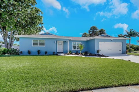 Marco Island Pool & Spa Getaway – Fenced Yard, Pets Welcome