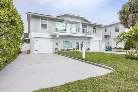 Remodeled Capri Coastal Pool Home 4 BR and Game Area