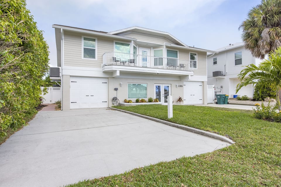 Remodeled Capri Coastal Pool Home 4BR + Pool Table - Naples