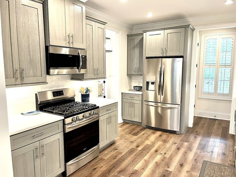 Ocean Blvd Sunset Cottage • 4BR East Beach Luxury Oasis