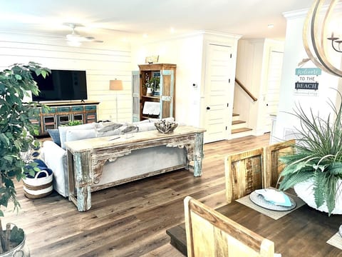 Ocean Blvd Sunset Cottage • 4BR East Beach Luxury Oasis