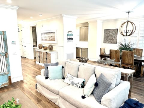 Ocean Blvd Sunset Cottage • 4BR East Beach Luxury Oasis