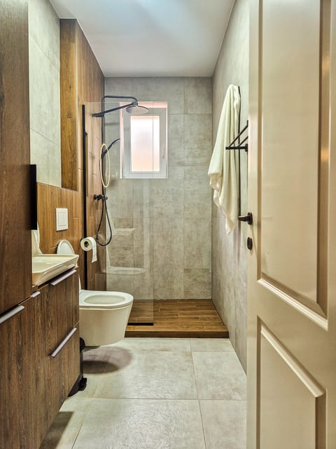 Boutique Apartment - Free Parking & WiFi image 4