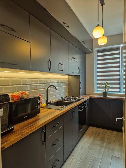 Boutique Apartment - Free Parking & WiFi image 3