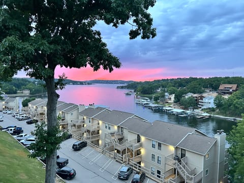 Lakefront Retreat with Amazing Sunset views