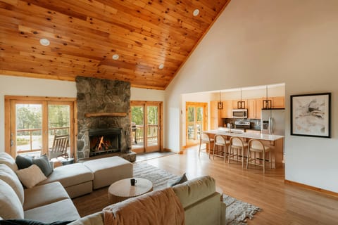 Lakeshore Cottage — Lakefront with Dock, Tahoe