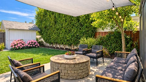 Grab a cocktail, sink into the lounge, and let the Southern California afternoon do the rest.