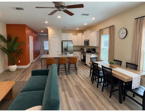 Palm House | 3 bedrooms | Walk to the Beach image 2