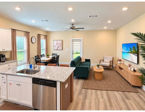 Palm House | 3 bedrooms | Walk to the Beach image 3