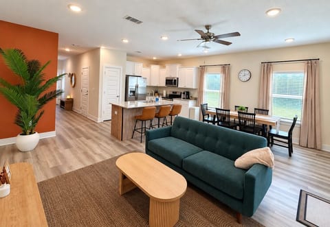 Palm House | 3 bedrooms | Walk to the Beach image 1