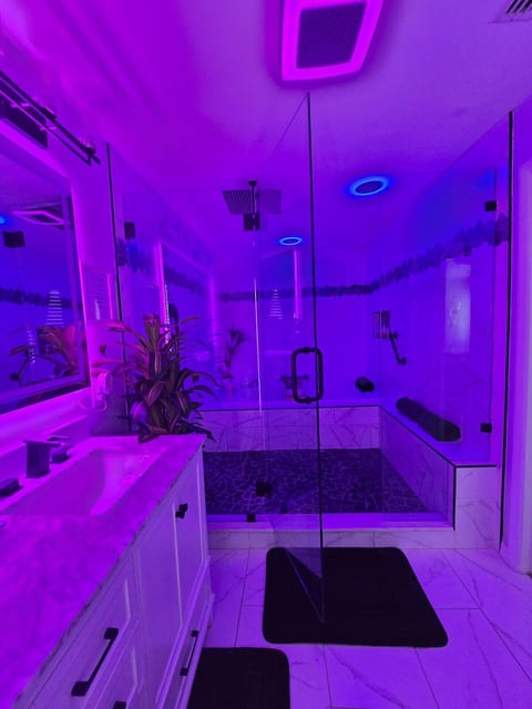 King Suite | Jacuzzi, WiFi, Private Entry,Parking image 3