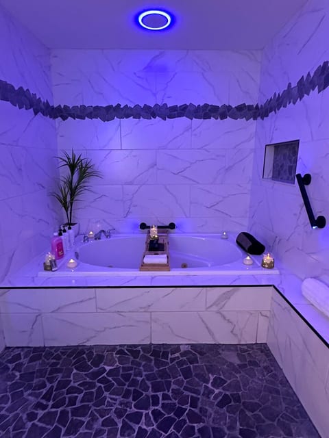 King Suite | Jacuzzi, WiFi, Private Entry,Parking image 4