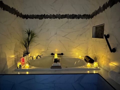 King Suite | Jacuzzi, WiFi, Private Entry,Parking image 5