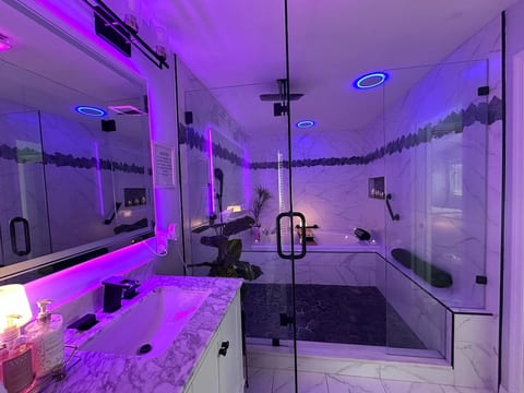 King Suite | Jacuzzi, WiFi, Private Entry,Parking image 2