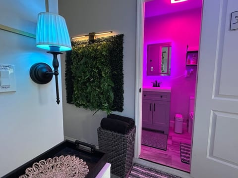 Cozy King Suite | Private Entry, WiFi & Parking image 1