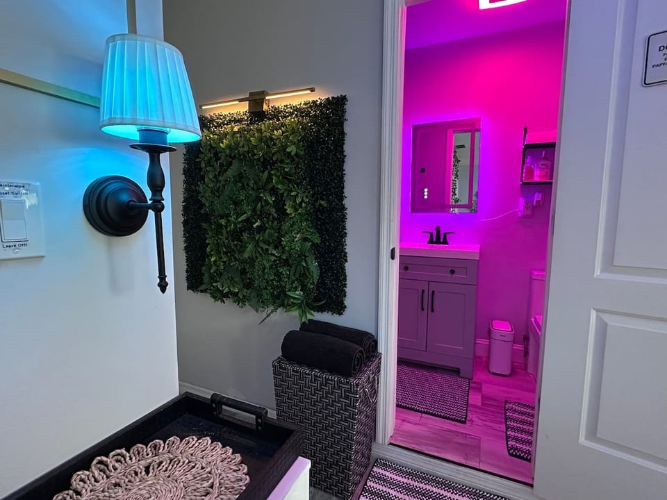 Cozy King Suite | Private Entry, WiFi & Parking image 1