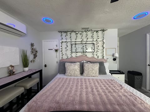 Cozy King Suite | Private Entry, WiFi & Parking image 2