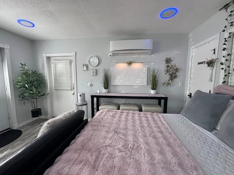 Cozy King Suite | Private Entry, WiFi & Parking image 5