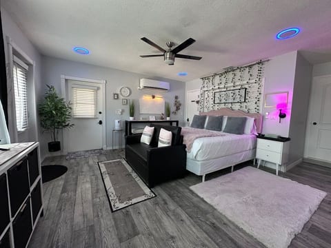 Cozy King Suite | Private Entry, WiFi & Parking image 3