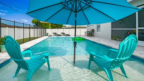 Heated Pool with sun shelf