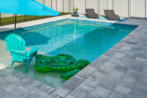 5 Star, Twin Home, Heated Pool Located D-town Cape
