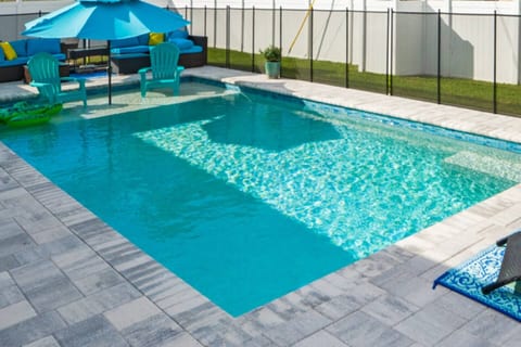 5 Star, Twin Home, Heated Pool Located D-town Cape
