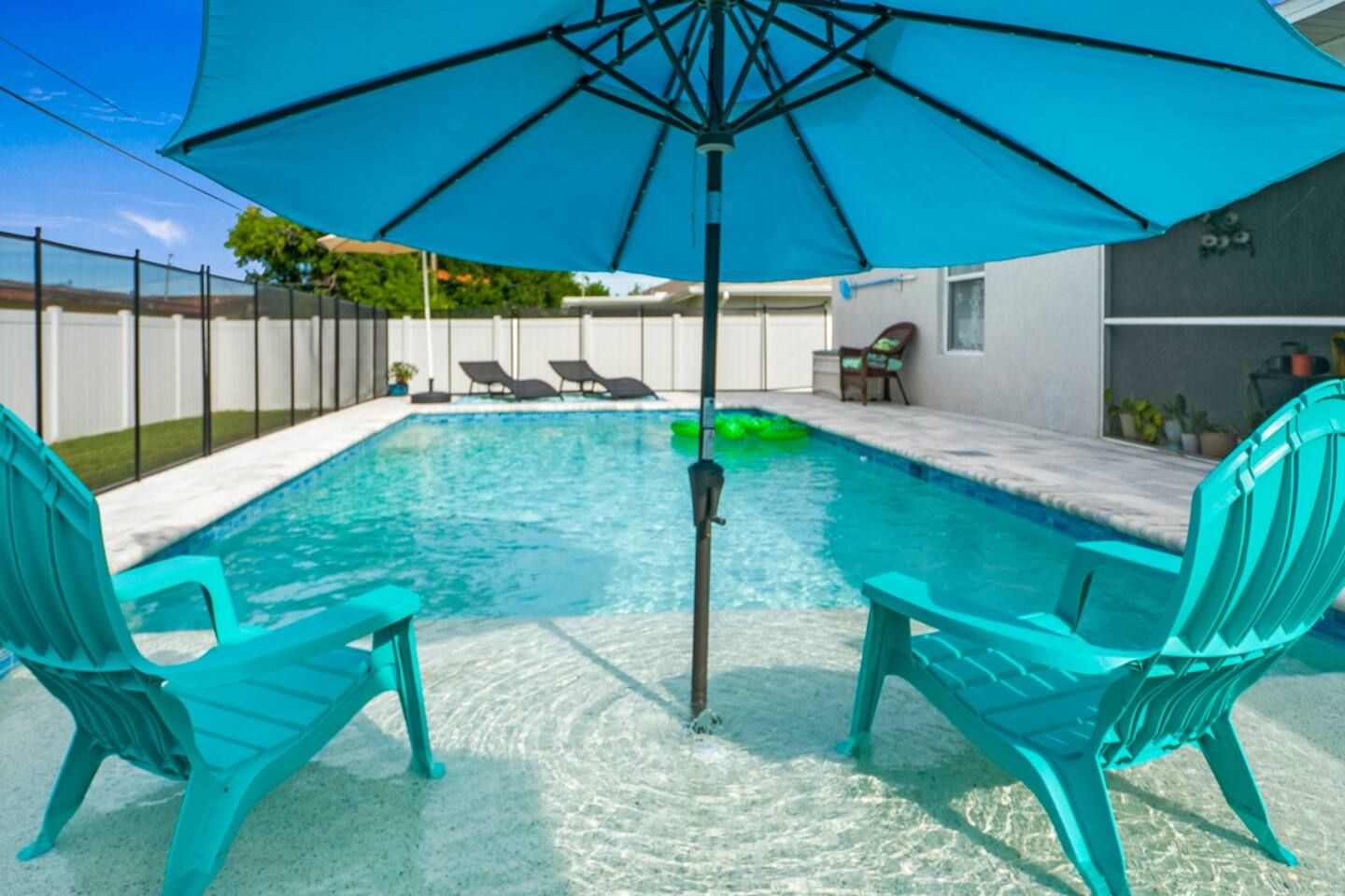 5 Star, Twin Home, Heated Pool Located D-town Cape