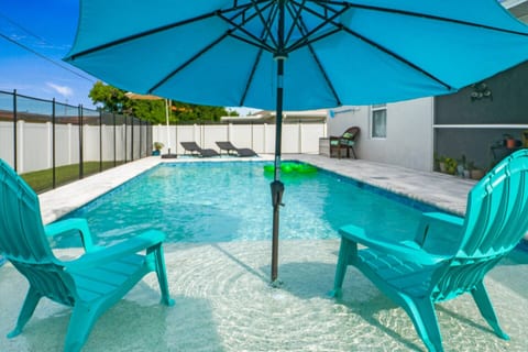 5 Star, Twin Home, Heated Pool Located D-town Cape