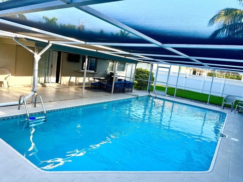 5 Star Experience, Heated Pool close to Everything
