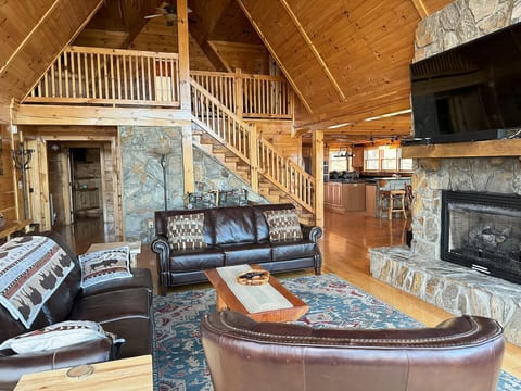 Awesome View, Mins to Blue Ridge Pkwy,  Lg Hot Tub