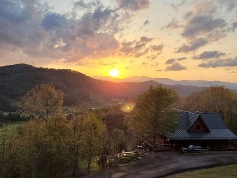 Awesome View, Mins to Blue Ridge Pkwy,  Lg Hot Tub