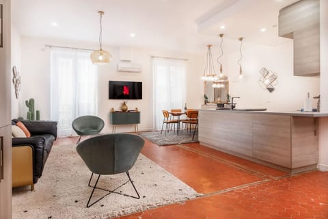 Luxury 5 Bd Aptment w/Sea view