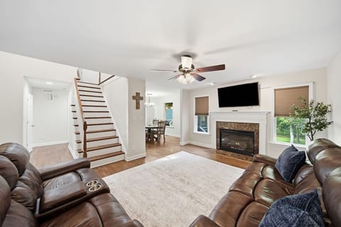 Family Retreat|Theater Room, Game Room & Sleeps 10 image 3