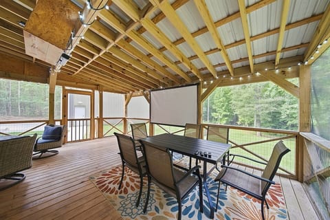 Family Retreat|Theater Room, Game Room & Sleeps 10 image 5