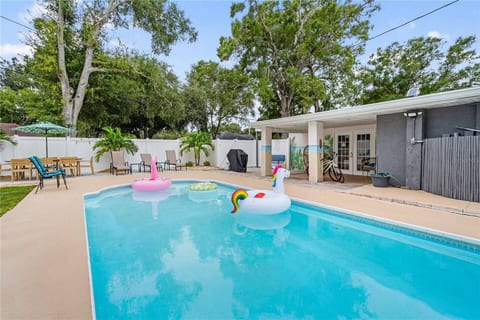 Seen on HGTV | Heated Pool, Hot Tub• 5 Min Beach