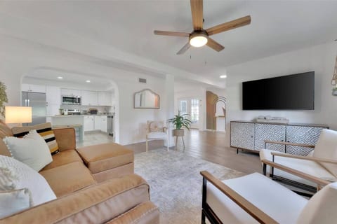 Seen on HGTV | Heated Pool, Hot Tub• 5 Min Beach